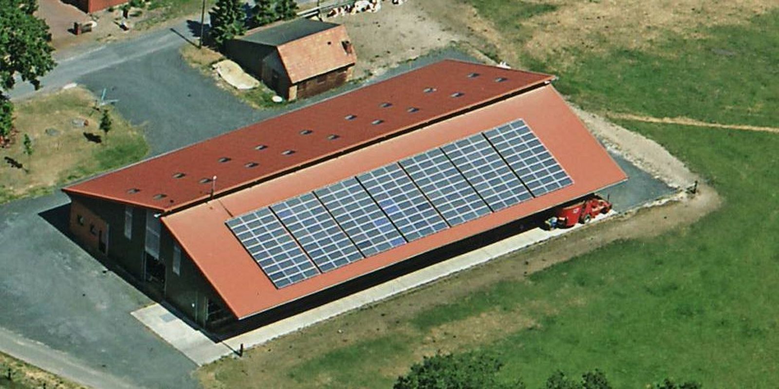 Gebude mit Anlage