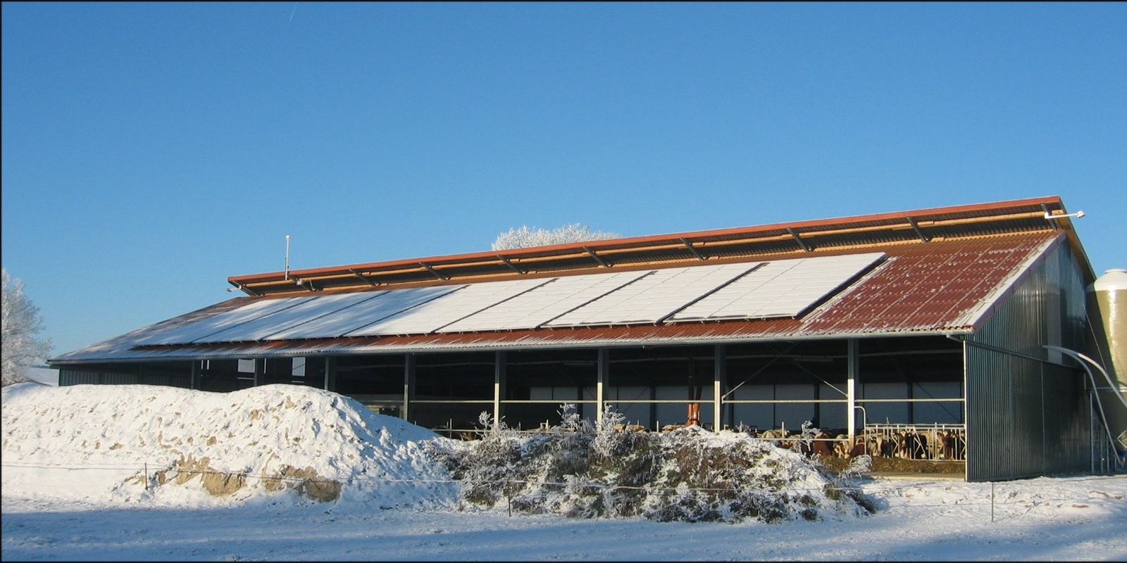 Gebude mit Anlage